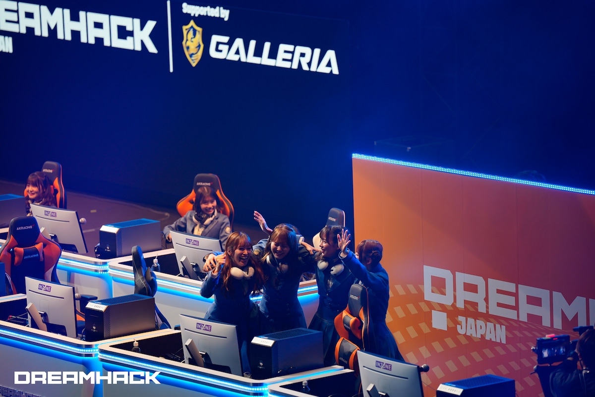 勝利を喜ぶ日向坂46チーム久美。