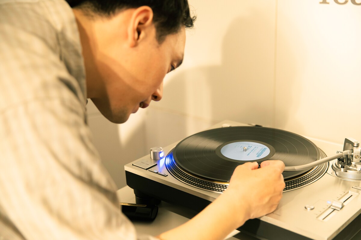 小坂忠「ほうろう」のレコードに針を落とす髙城。この日の取材では「流星都市」を試聴した。