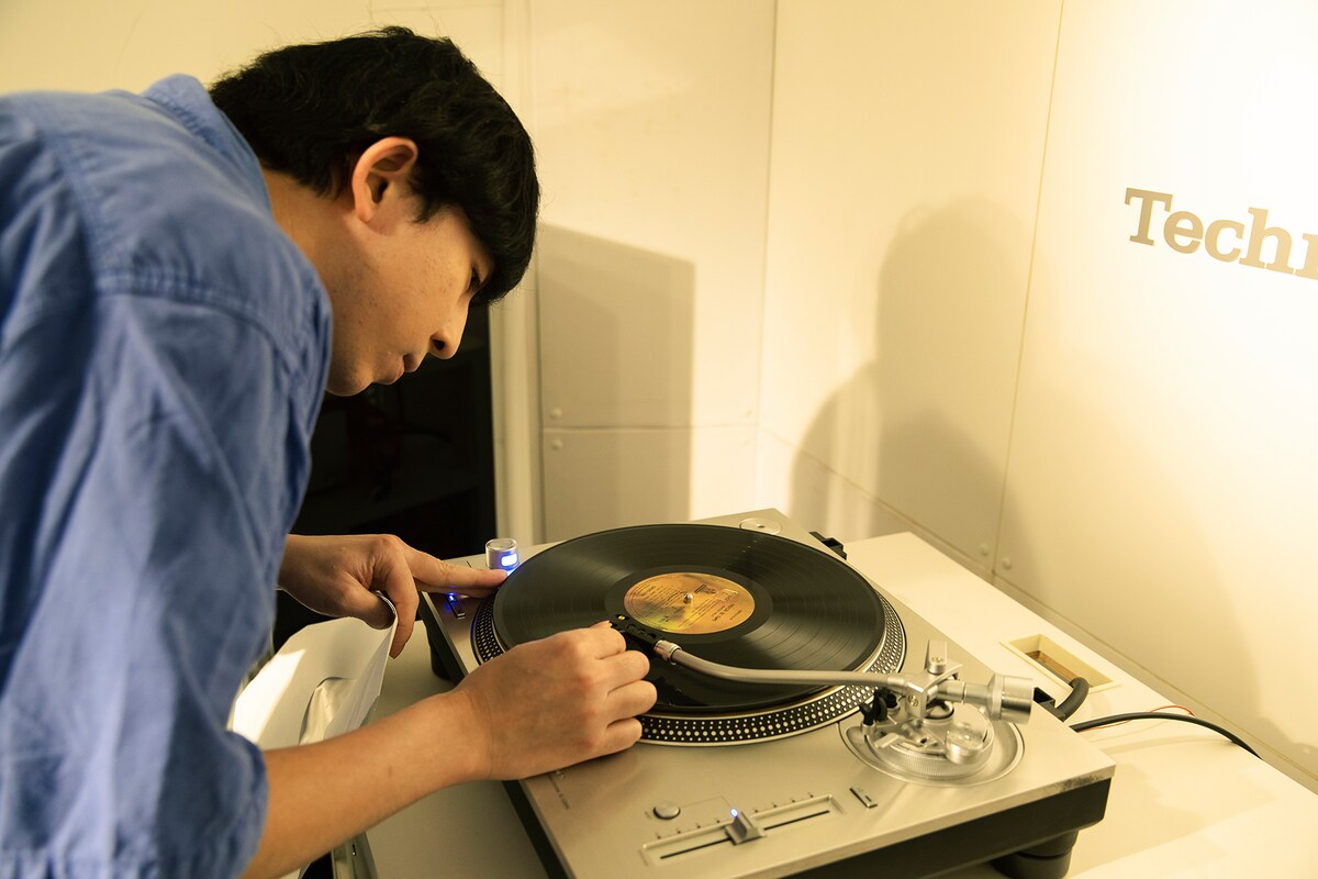 マルコス・ヴァーリ「Previsao Do Tempo」のレコードに針を落とす橋本。この日の取材ではアルバム表題曲「Previsao Do Tempo」を試聴した。