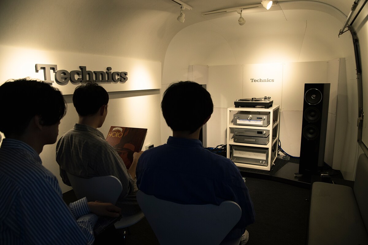 Technics Sound Trailerでレコードを試聴するcero。