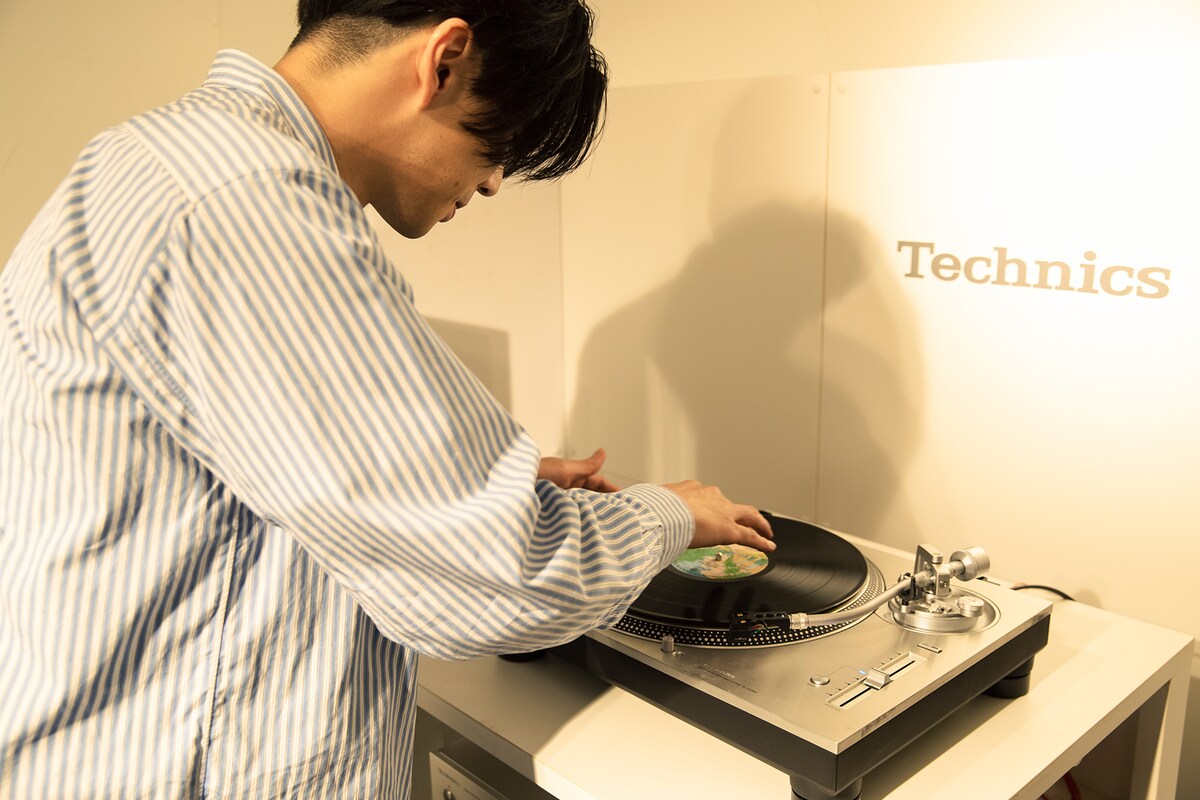 Deep Purple「Machine Head」のレコードをセットする荒内。この日の取材では「Highway Star」を試聴した。