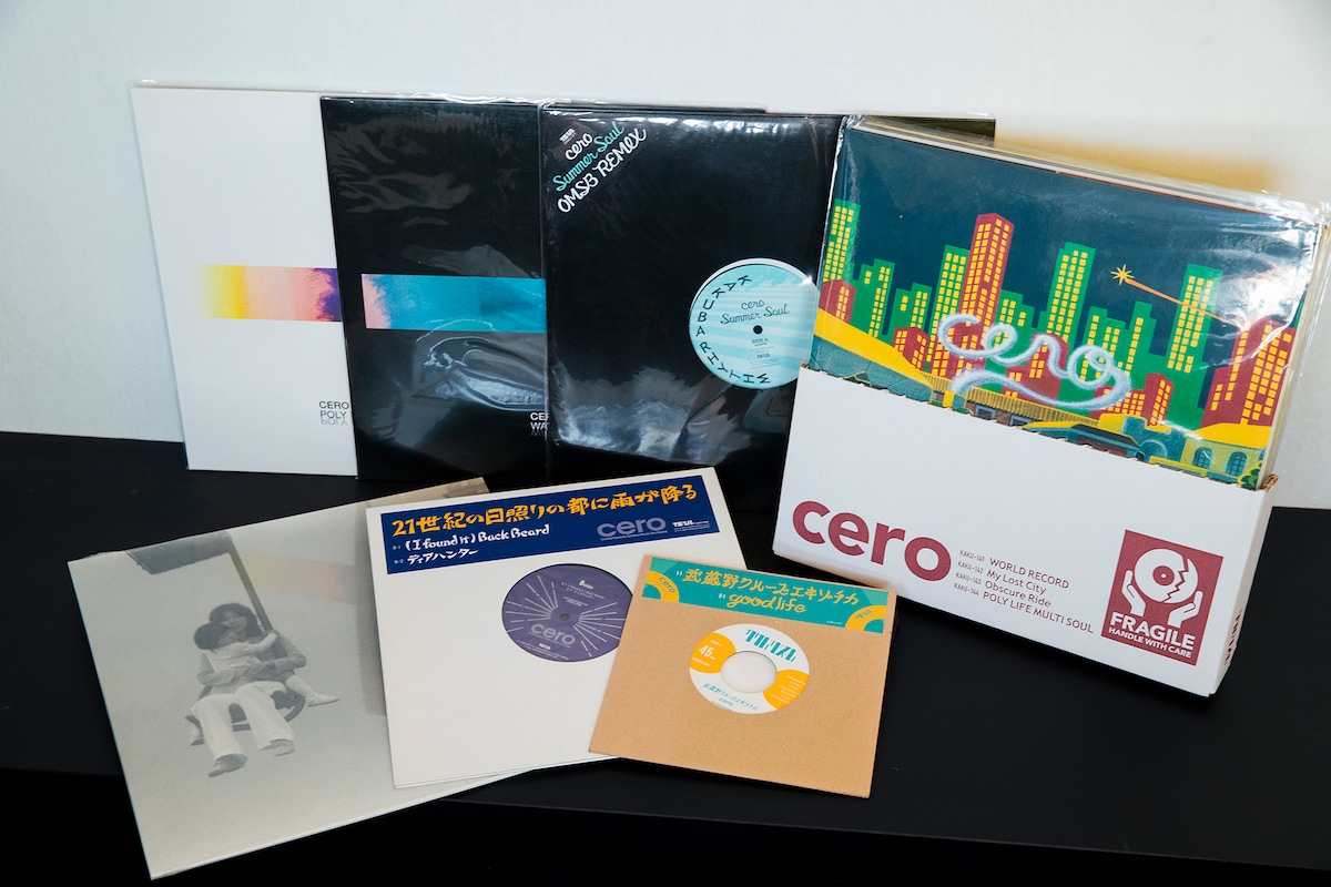 ceroがこれまでにリリースしたレコード。写真右端は2022年1月に1stアルバム「WORLD RECORD」のリリース10周年を記念して発売された既発アルバム4枚をまとめたボックスセット。