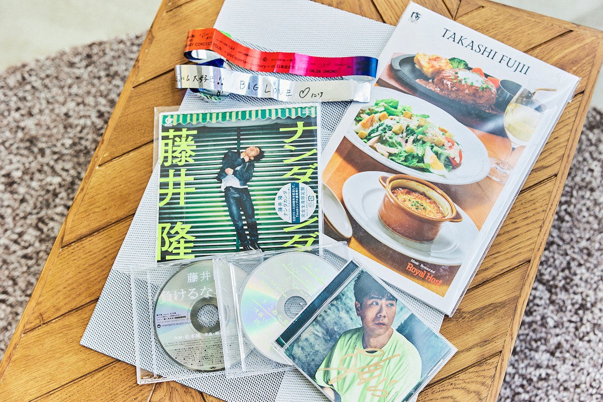 西山が持参した推しグッズの数々。