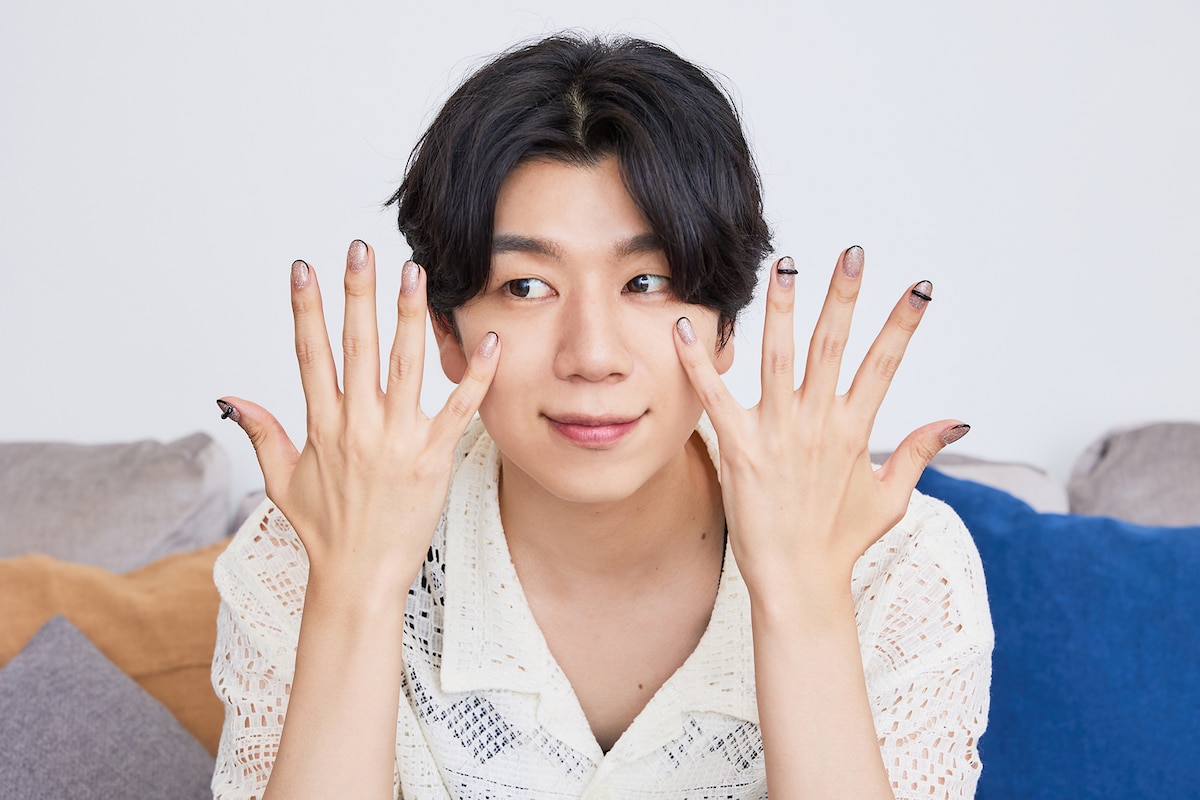 西山の指先にあしらわれた、棗巳波をイメージしたネイル。