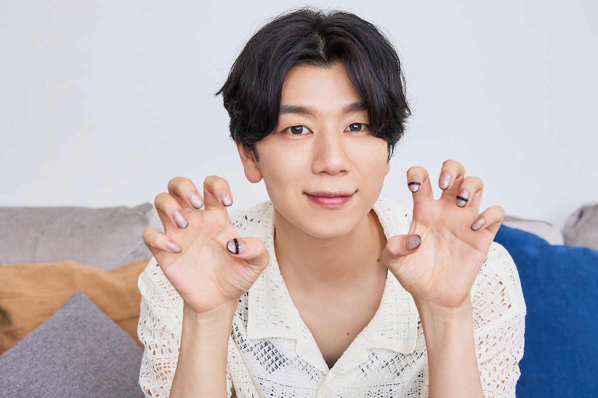 西山の指先にあしらわれた、棗巳波をイメージしたネイル。