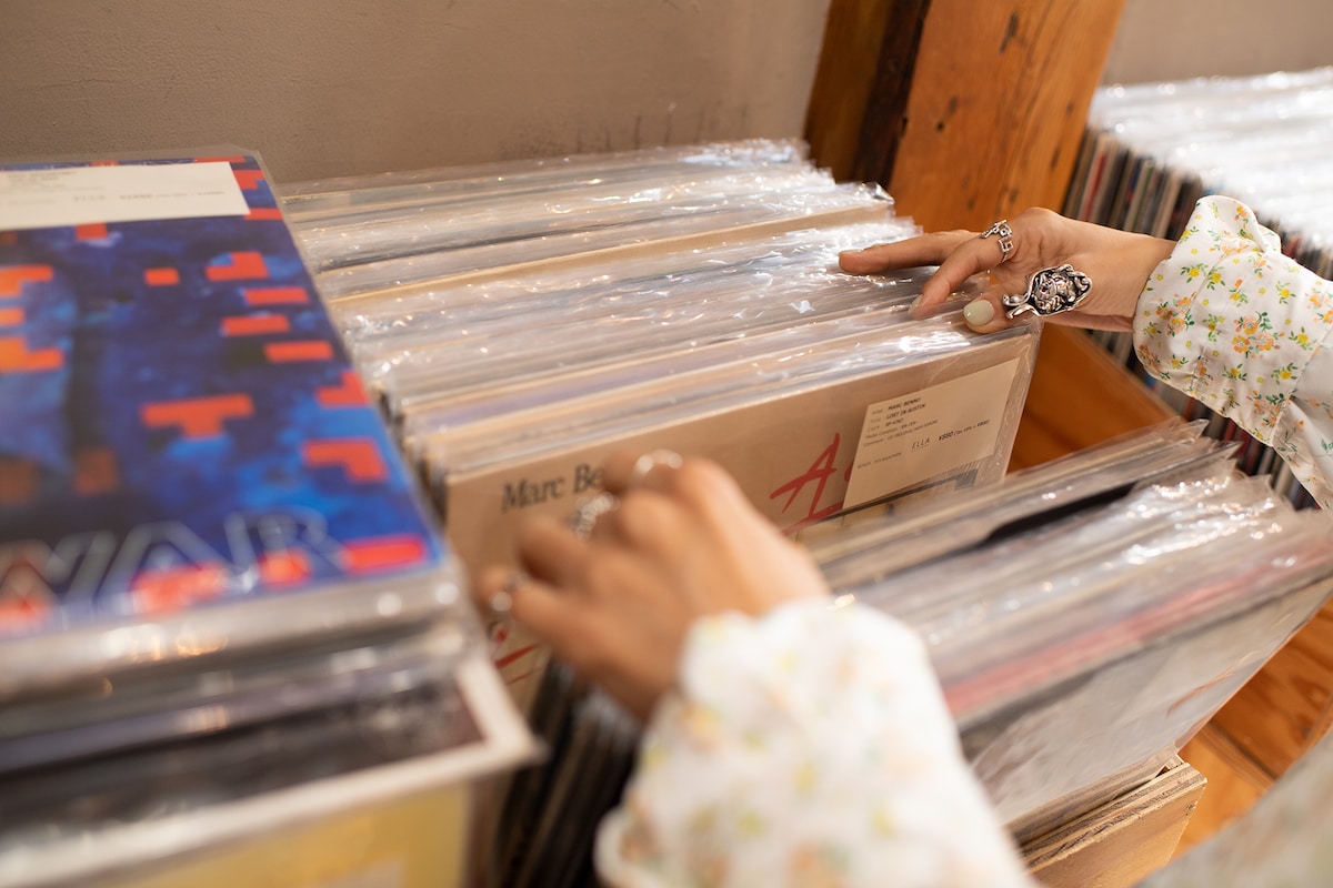 Ella recordsでレコードをチェックする満島。