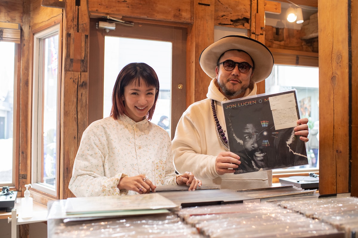 左から満島ひかり、社長（SOIL&"PIMP"SESSIONS）。