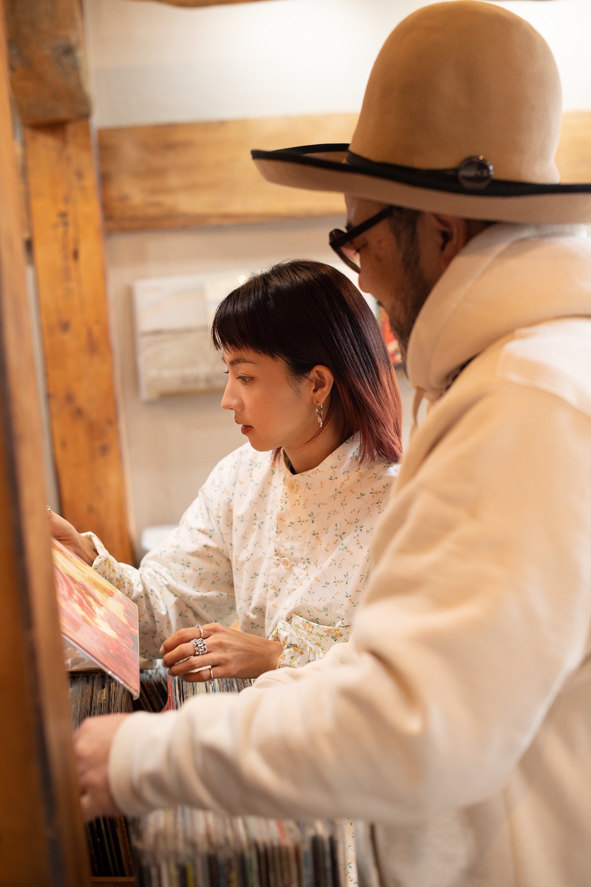 左から満島ひかり、社長（SOIL&"PIMP"SESSIONS）。