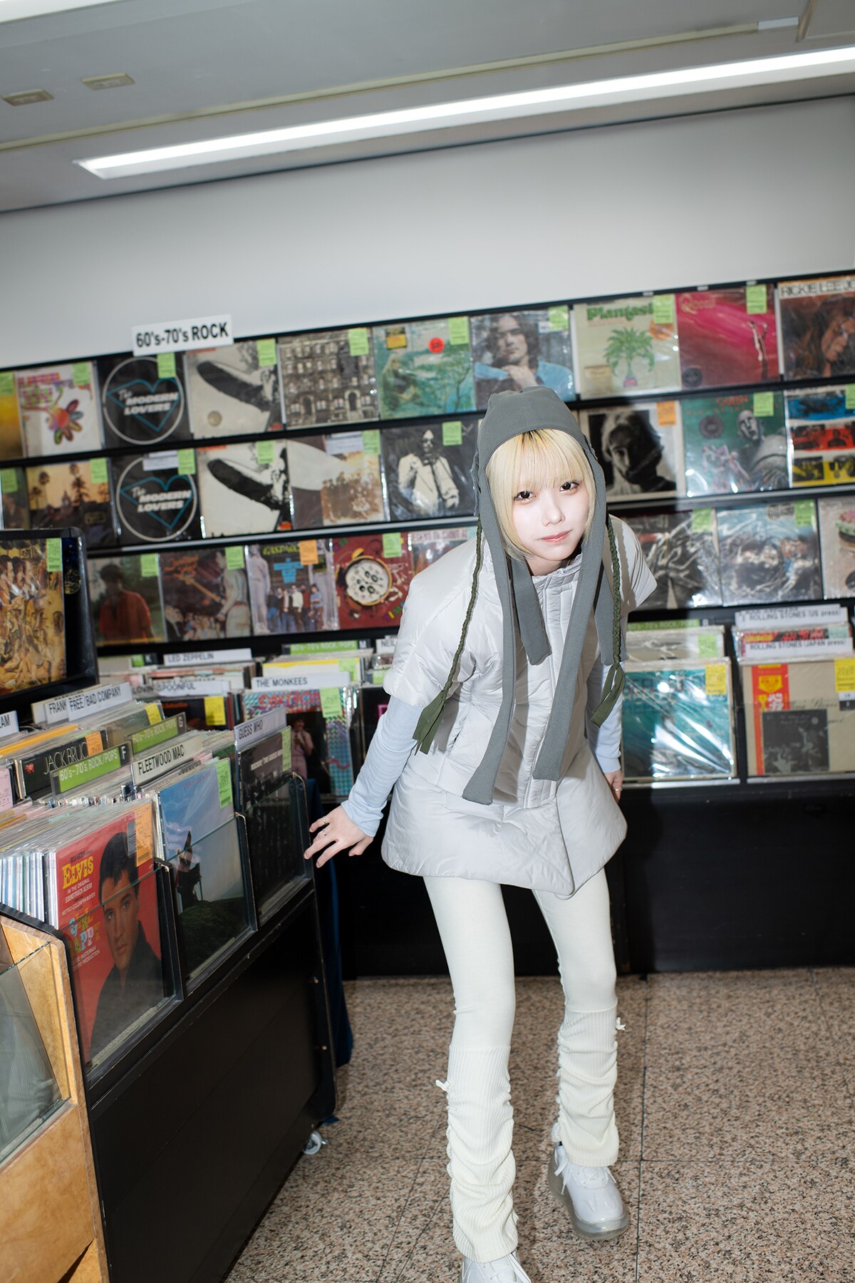 店内を見て回るあの。