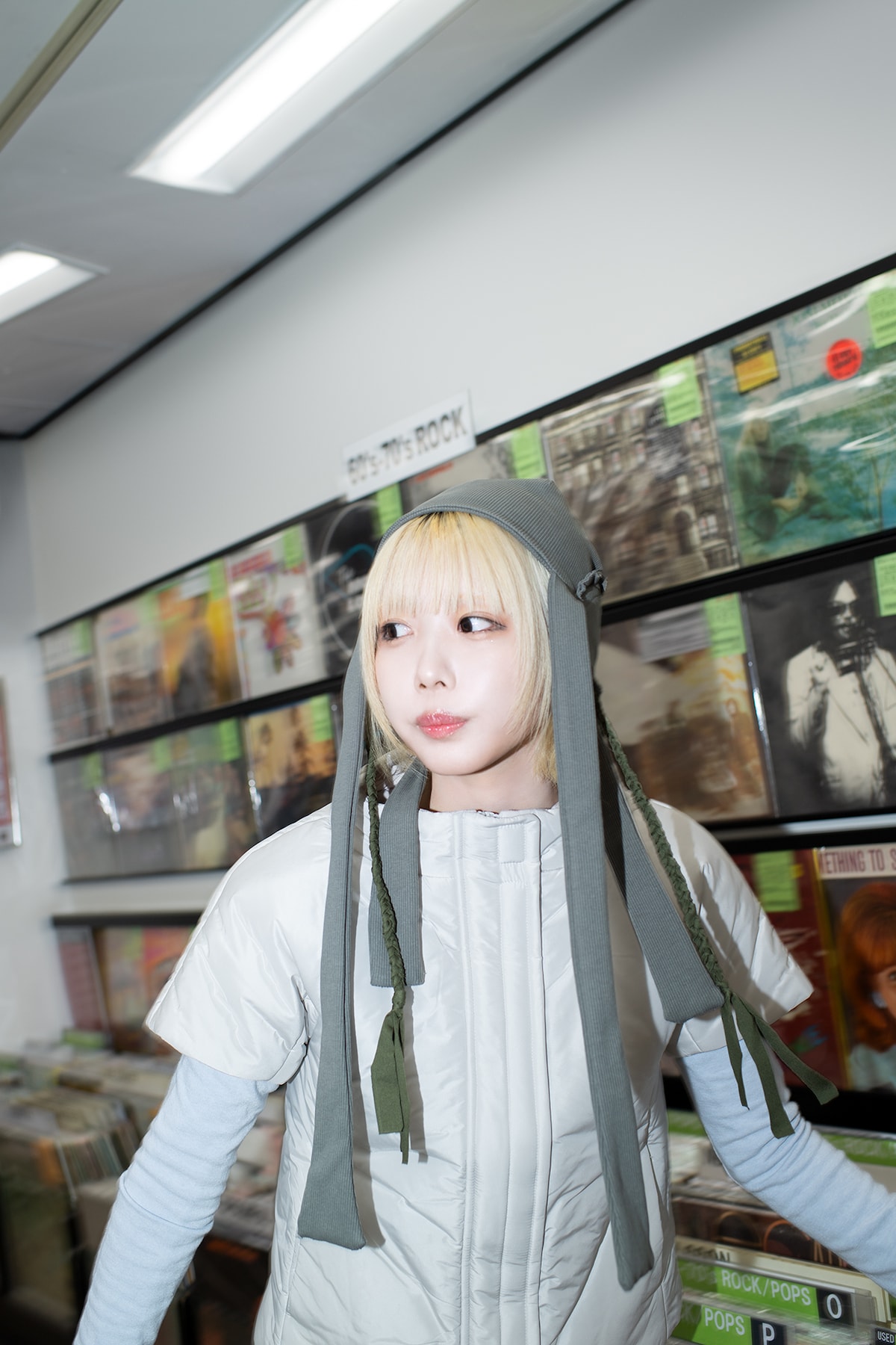 店内を見て回るあの。