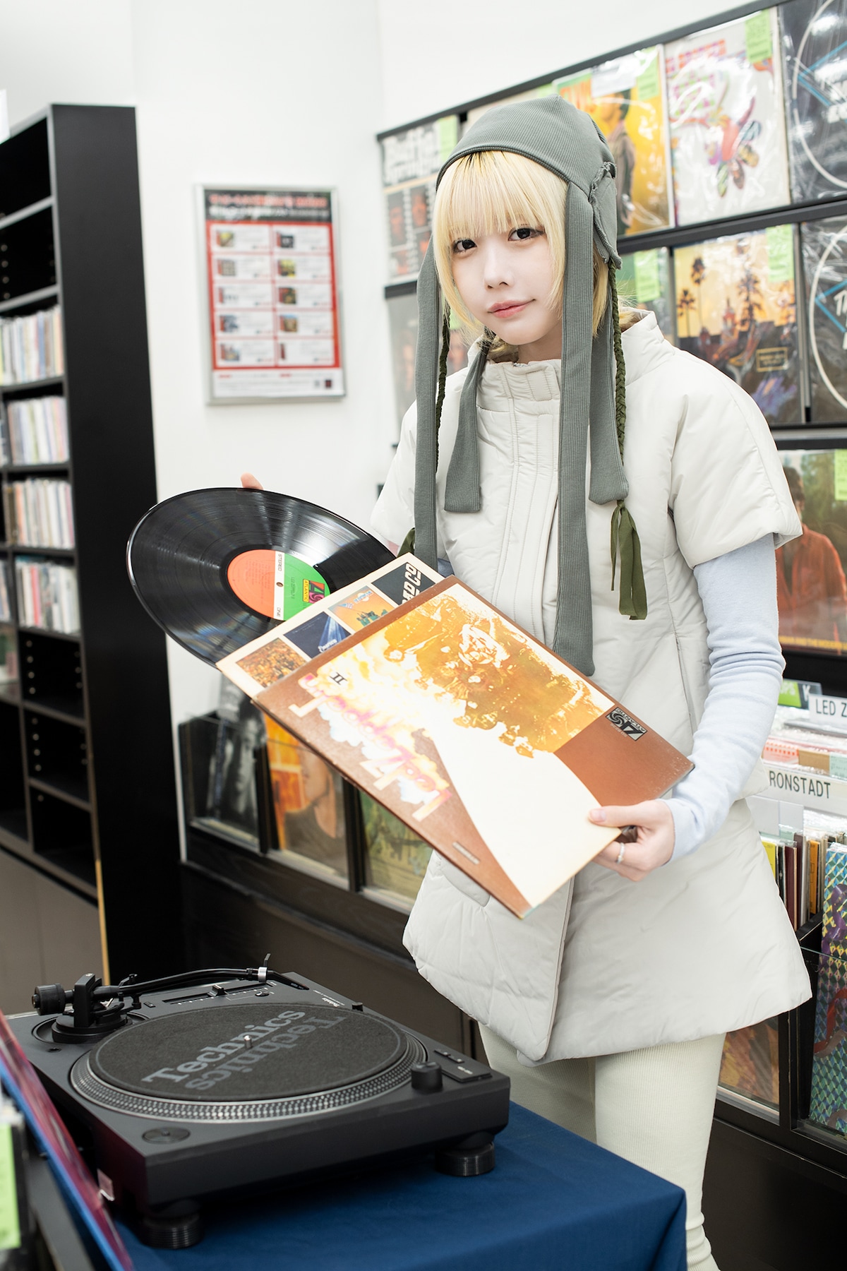 ターンテーブルで試聴しようとするあの。