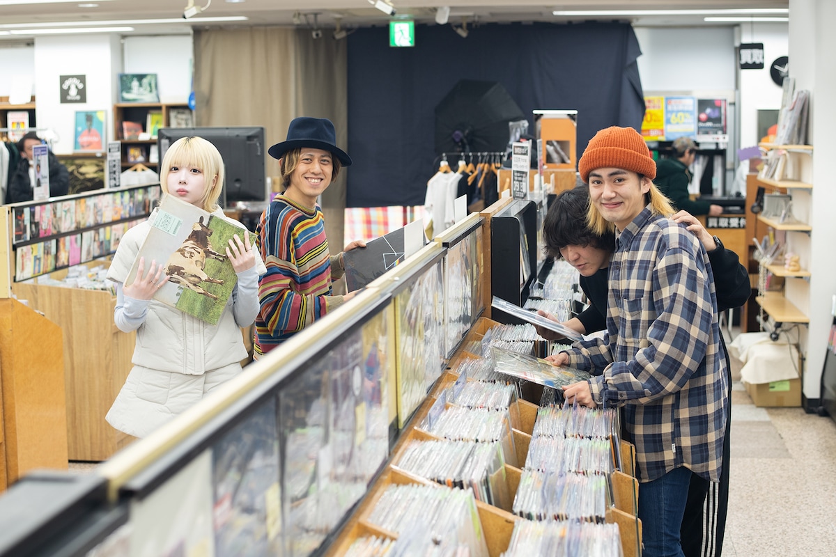 お気に入りのレコードを見つけたI's。