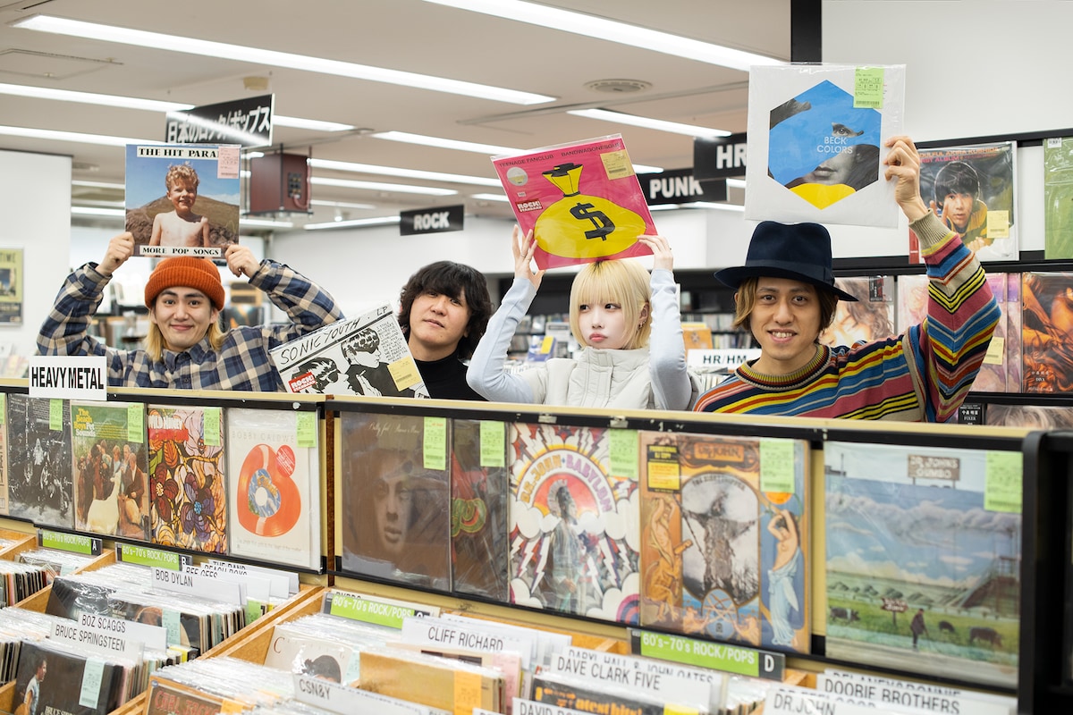 お気に入りのレコードを見つけたI's。あのが持っているのがTeenage Fanclubの「Bandwagonesque」。