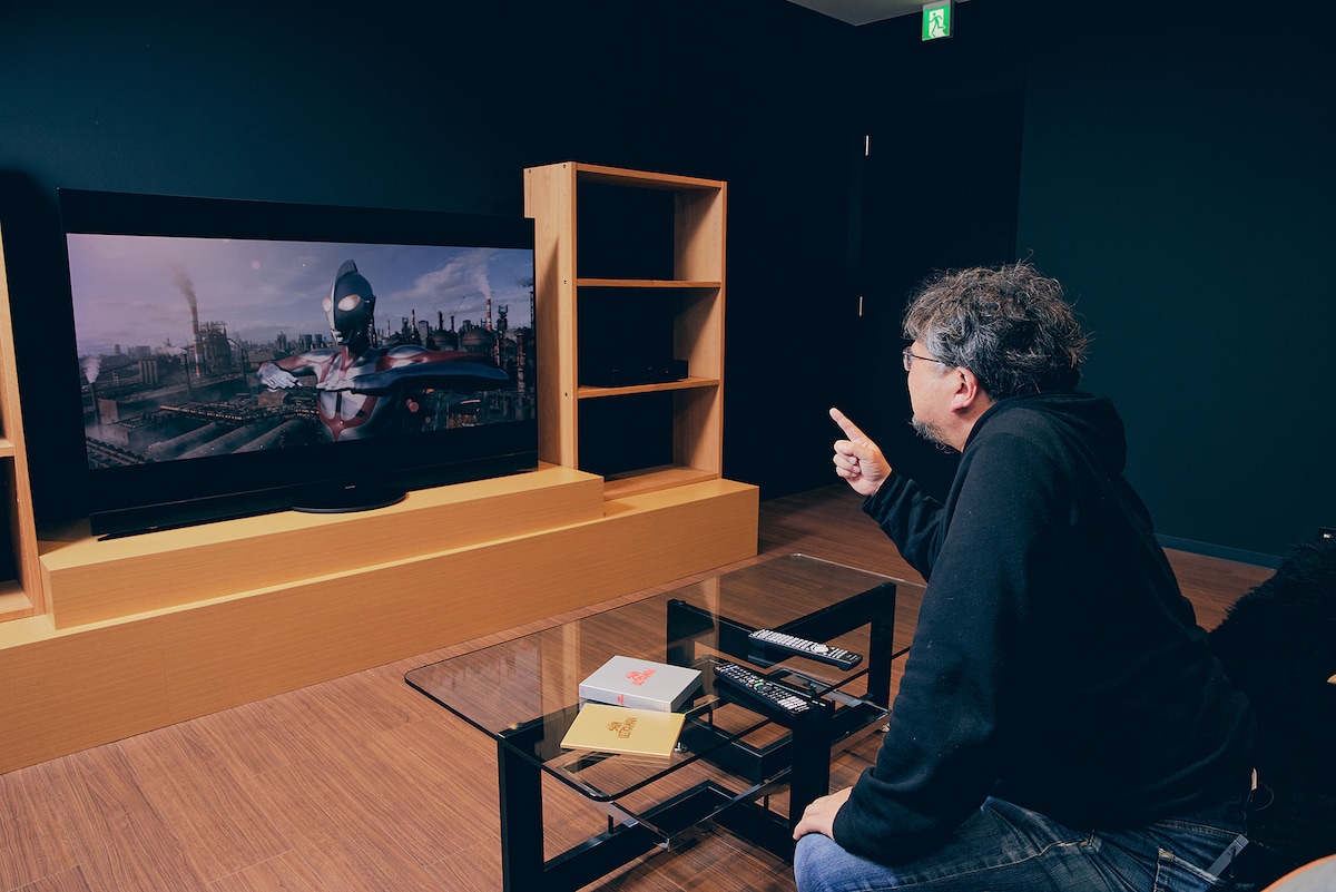 「シン・ウルトラマン」を鑑賞する樋口真嗣。