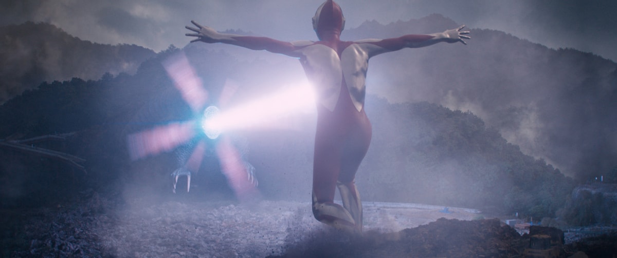 「シン・ウルトラマン」より、ガボラの光線を体で受け止めるウルトラマン。