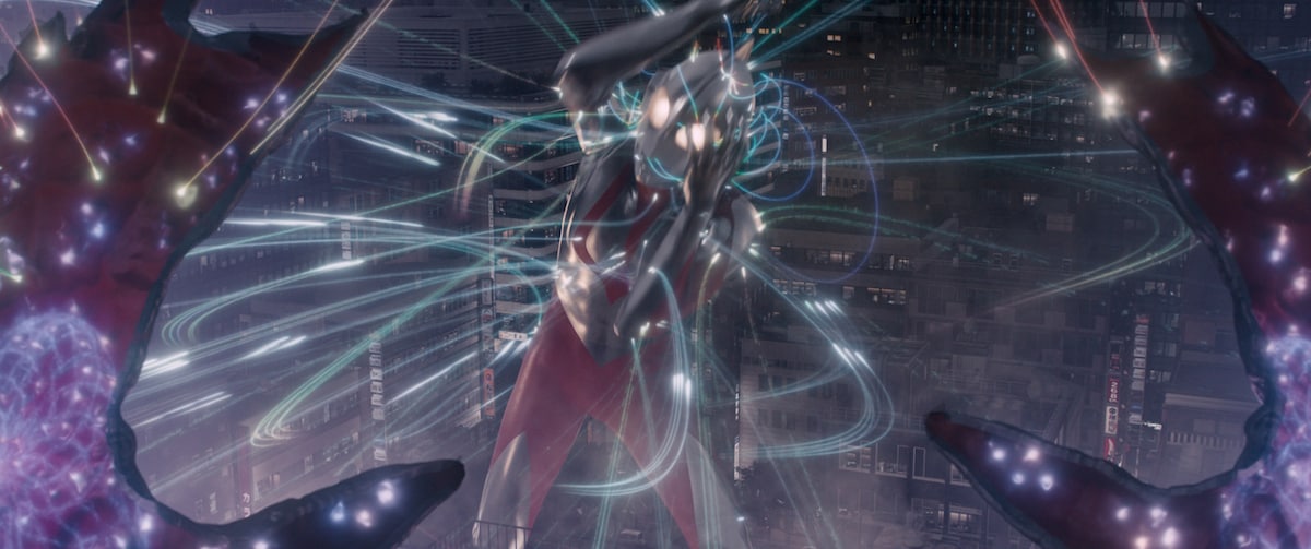 「シン・ウルトラマン」より、ザラブから攻撃を受けるウルトラマン。