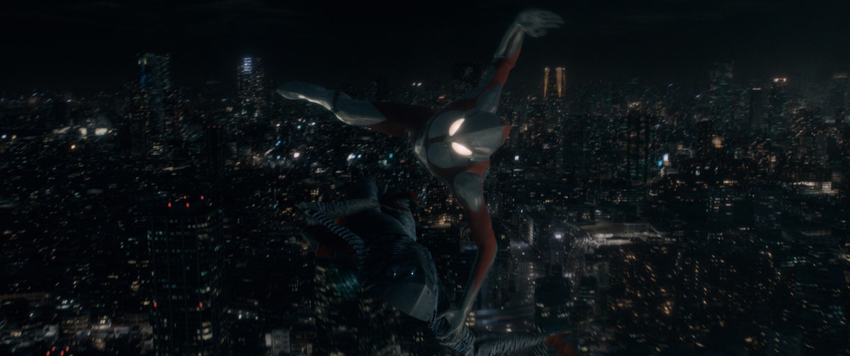 「シン・ウルトラマン」より、空中でザラブと交戦するウルトラマン。