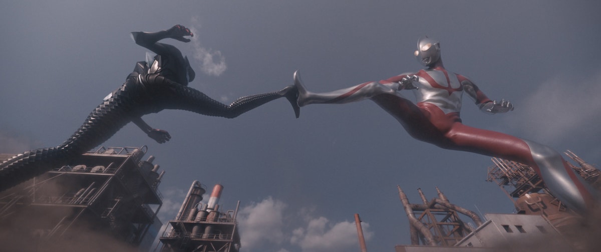 「シン・ウルトラマン」より、ウルトラマン対メフィラスの場面写真。