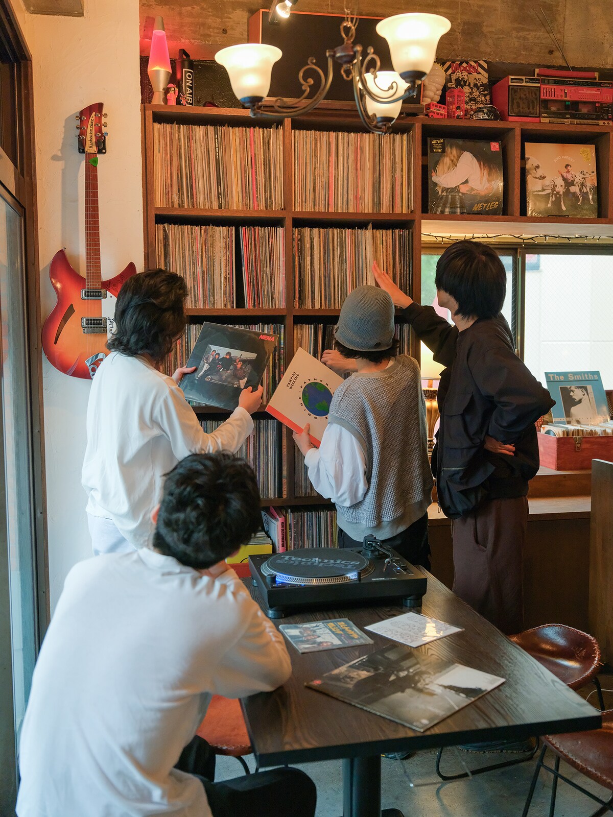 FOOLS GOLDに置いてあるレコードに興味津々のyonawo。