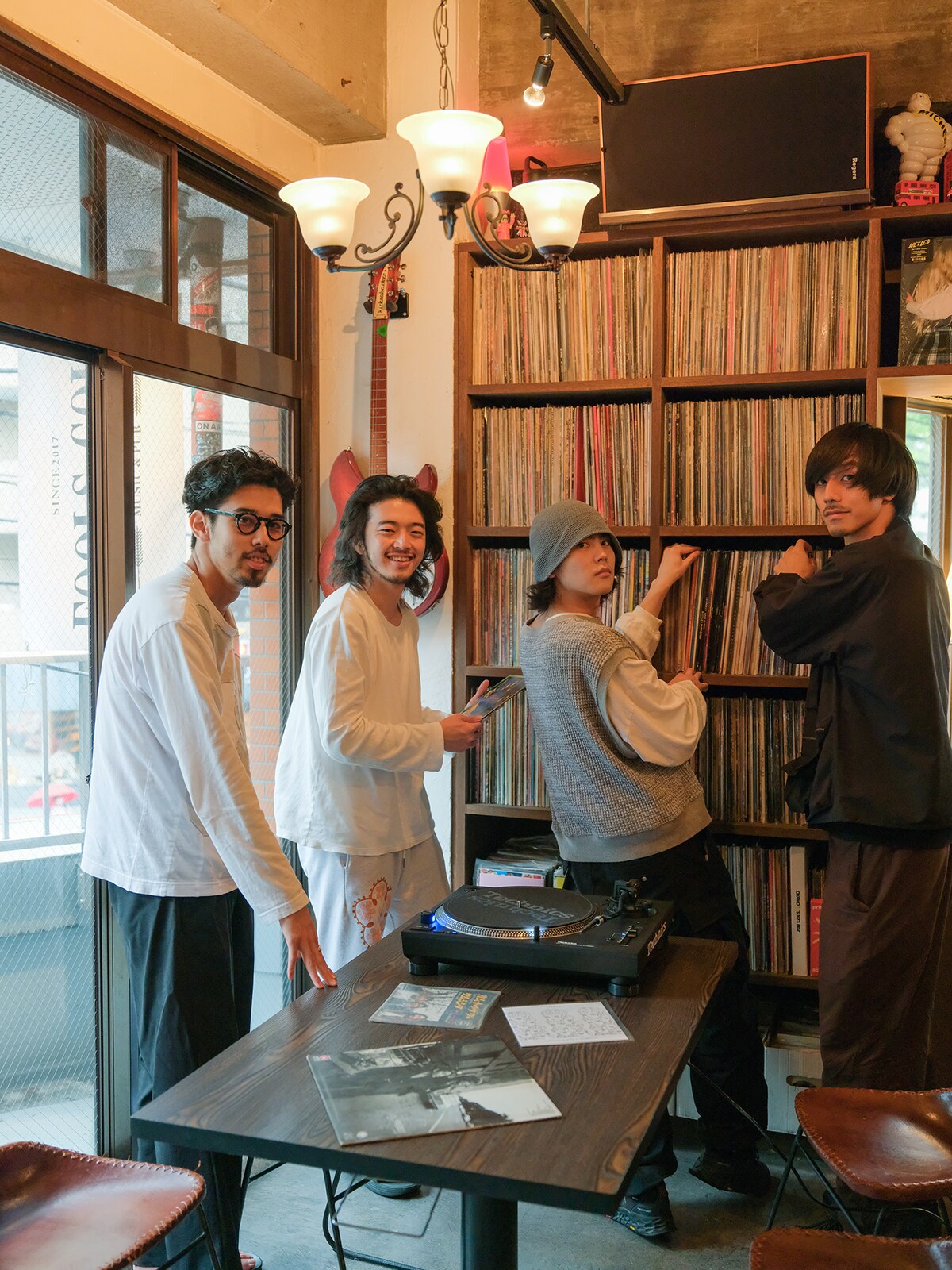 FOOLS GOLDに置いてあるレコードに興味津々のyonawo。