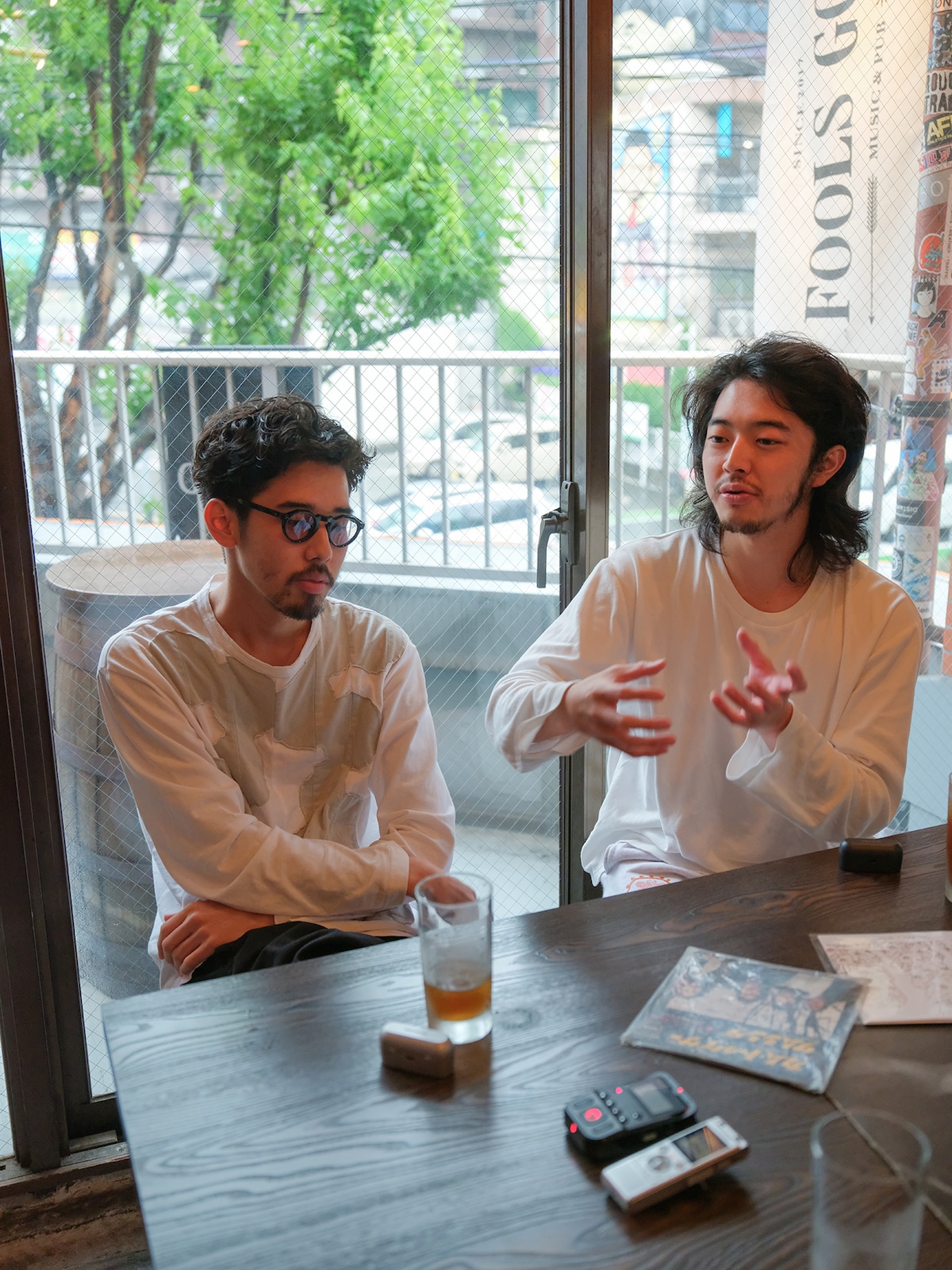 左から斉藤雄哉（G）、荒谷翔大（Vo）。