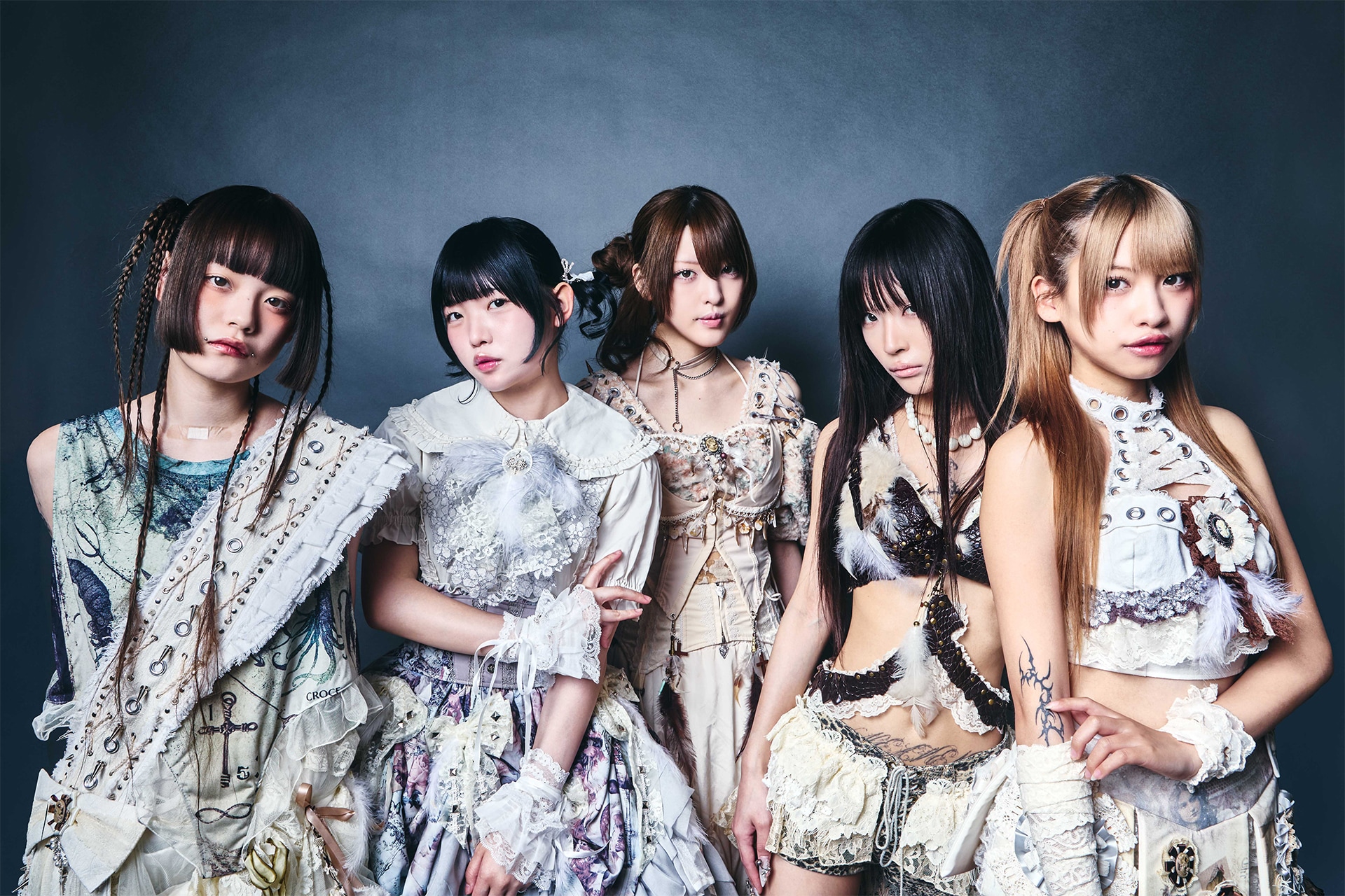 HKT48卒業の宮脇咲良、自身の思いを表現したビジュアルブック発売