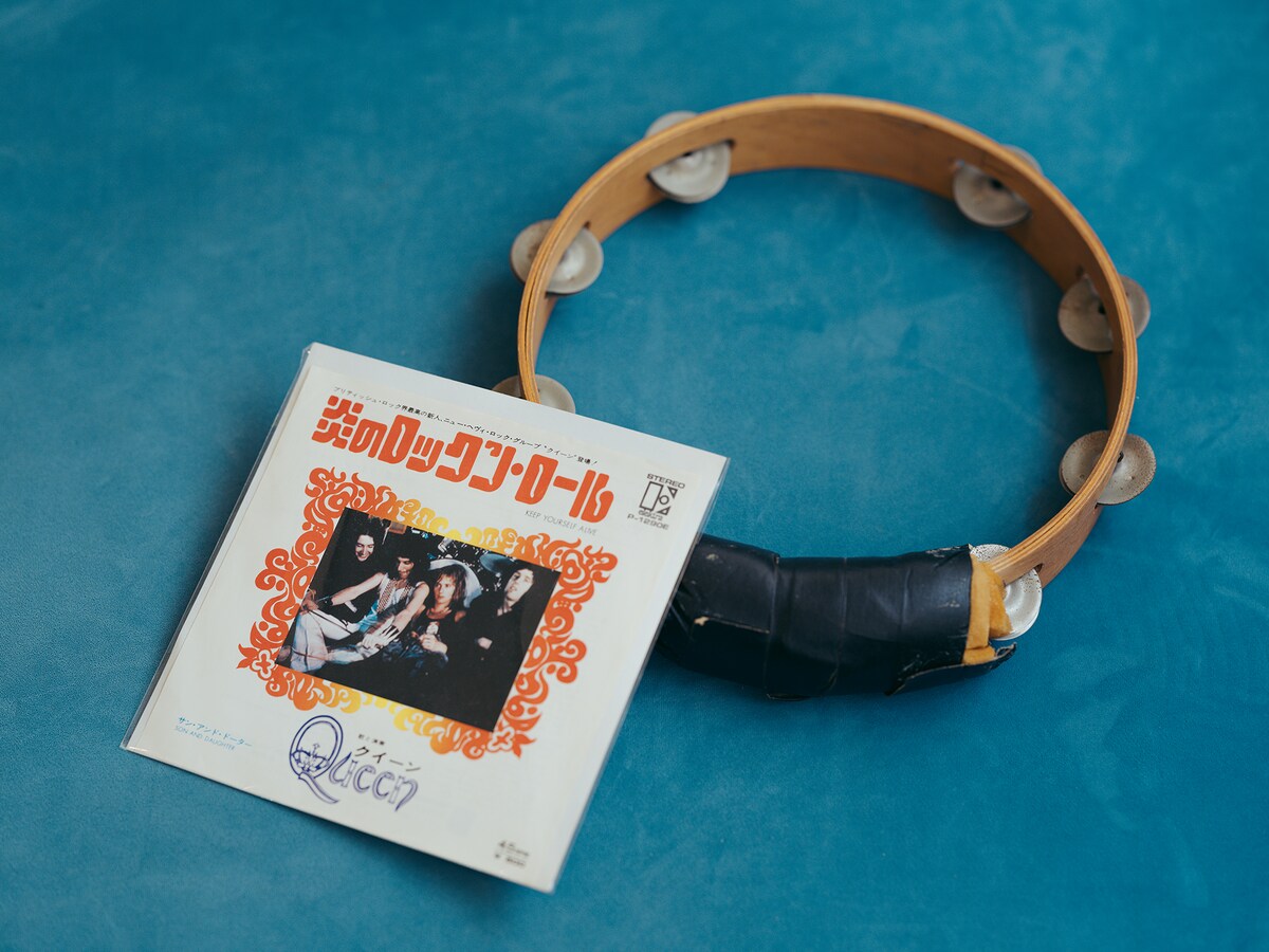みの所有のQueen「炎のロックンロール（Keep Yourself Alive）」アナログ盤、フレディ・マーキュリーが日本公演で使用したタンバリン。
