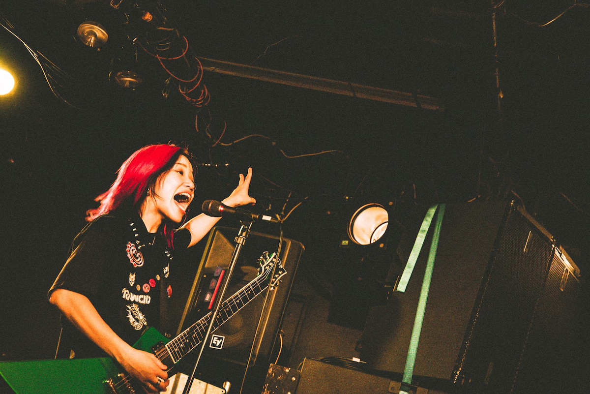 あやぺた（Vo, G）（Photo by NAOTO IWABUCHI）