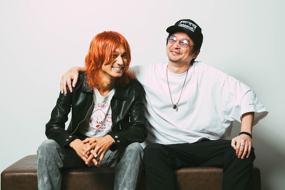 左から佐々木亮介（a flood of circle）、増子直純（怒髪天）。