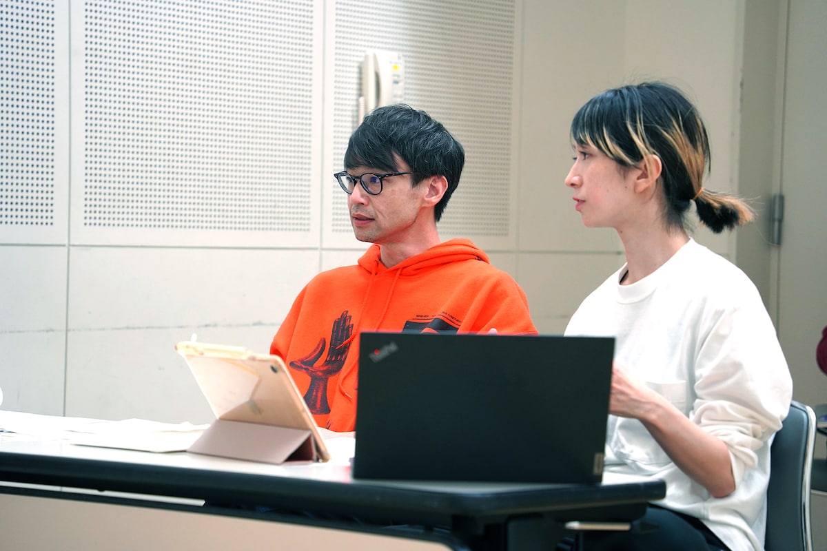 上村聡企画の様子。左から上村、末冨真由。（撮影：熊井玲）