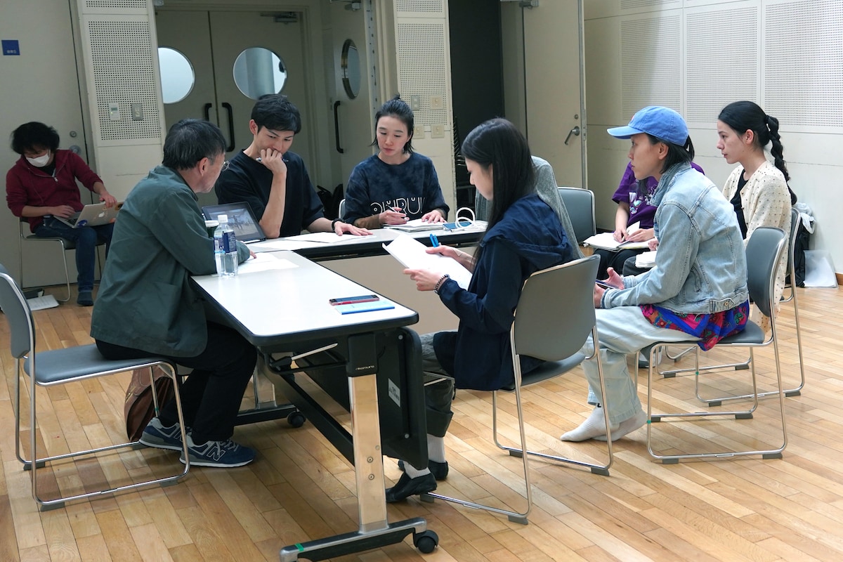 小幡貴史（左から3番目）。