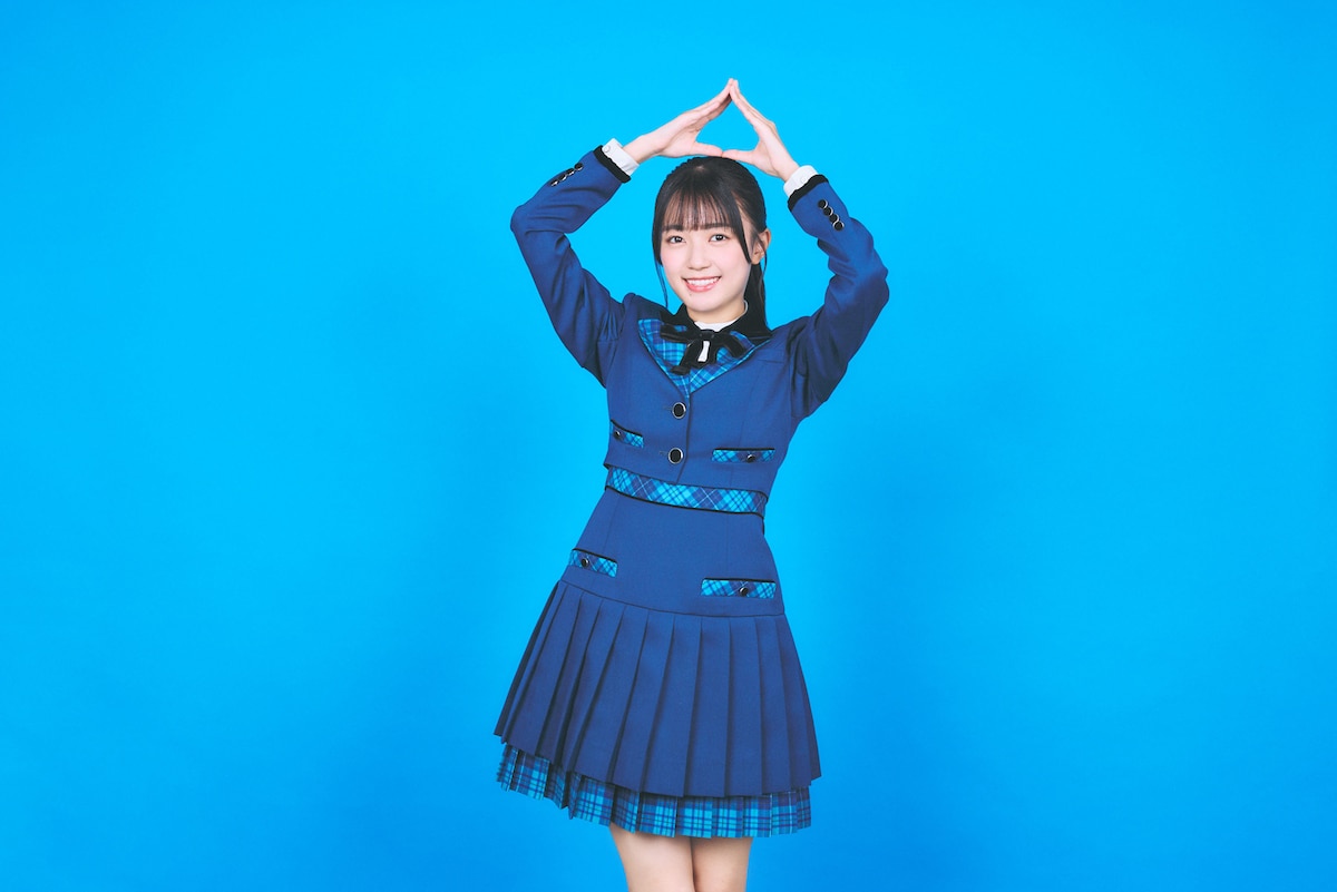 両手でスライムを作る平尾帆夏。