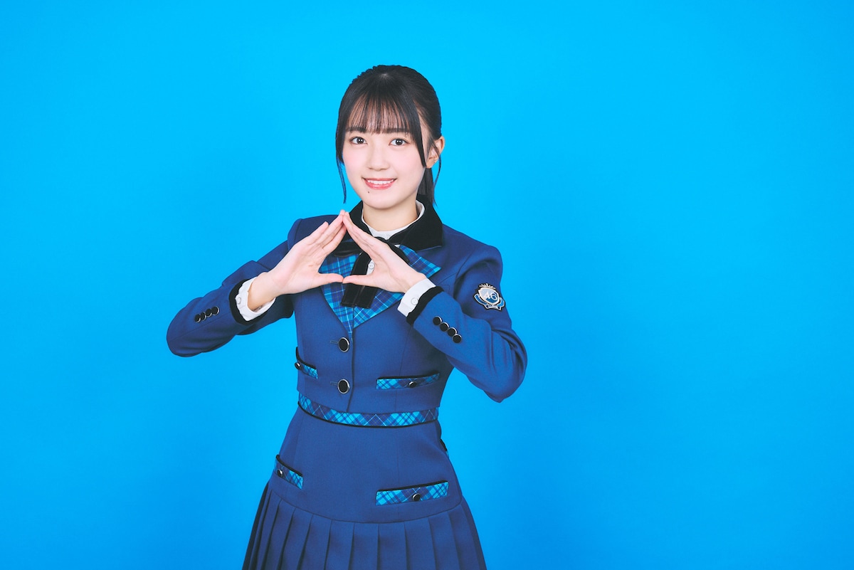 両手でスライムを作る平尾帆夏。