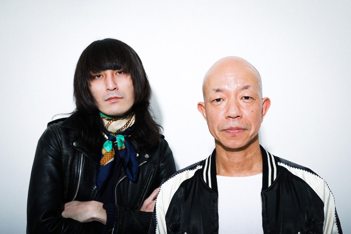 左から志磨遼平、小峠英二。