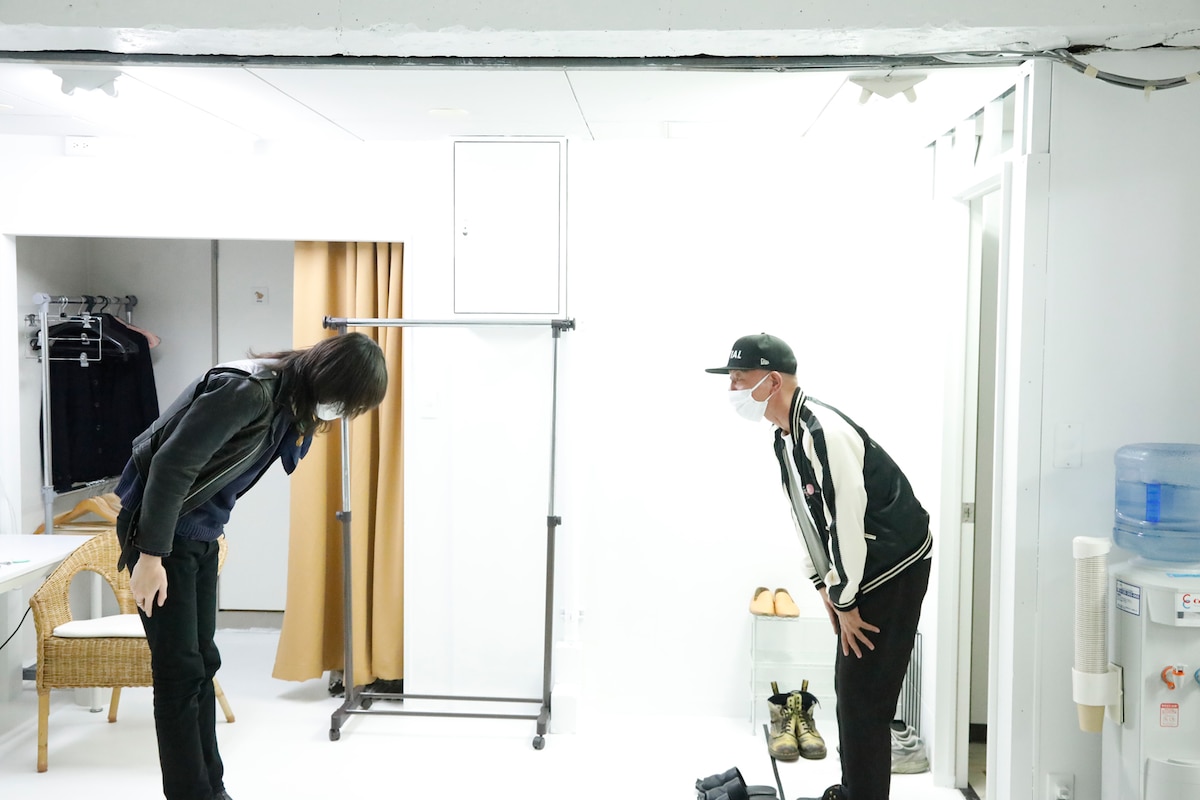 挨拶を交わす志磨遼平（左）と小峠英二（右）。2人はこのときが初対面だった。