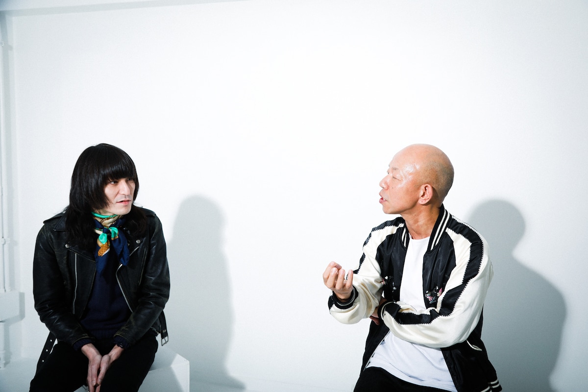 左から志磨遼平、小峠英二。