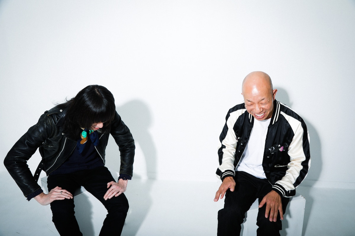 小峠英二（右）のコメントに恐縮する志磨遼平（左）。