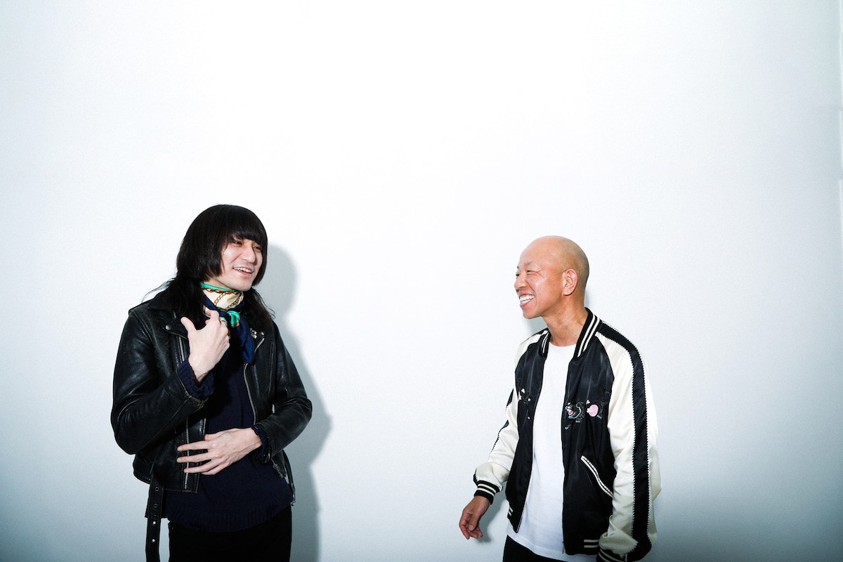 左から志磨遼平、小峠英二。