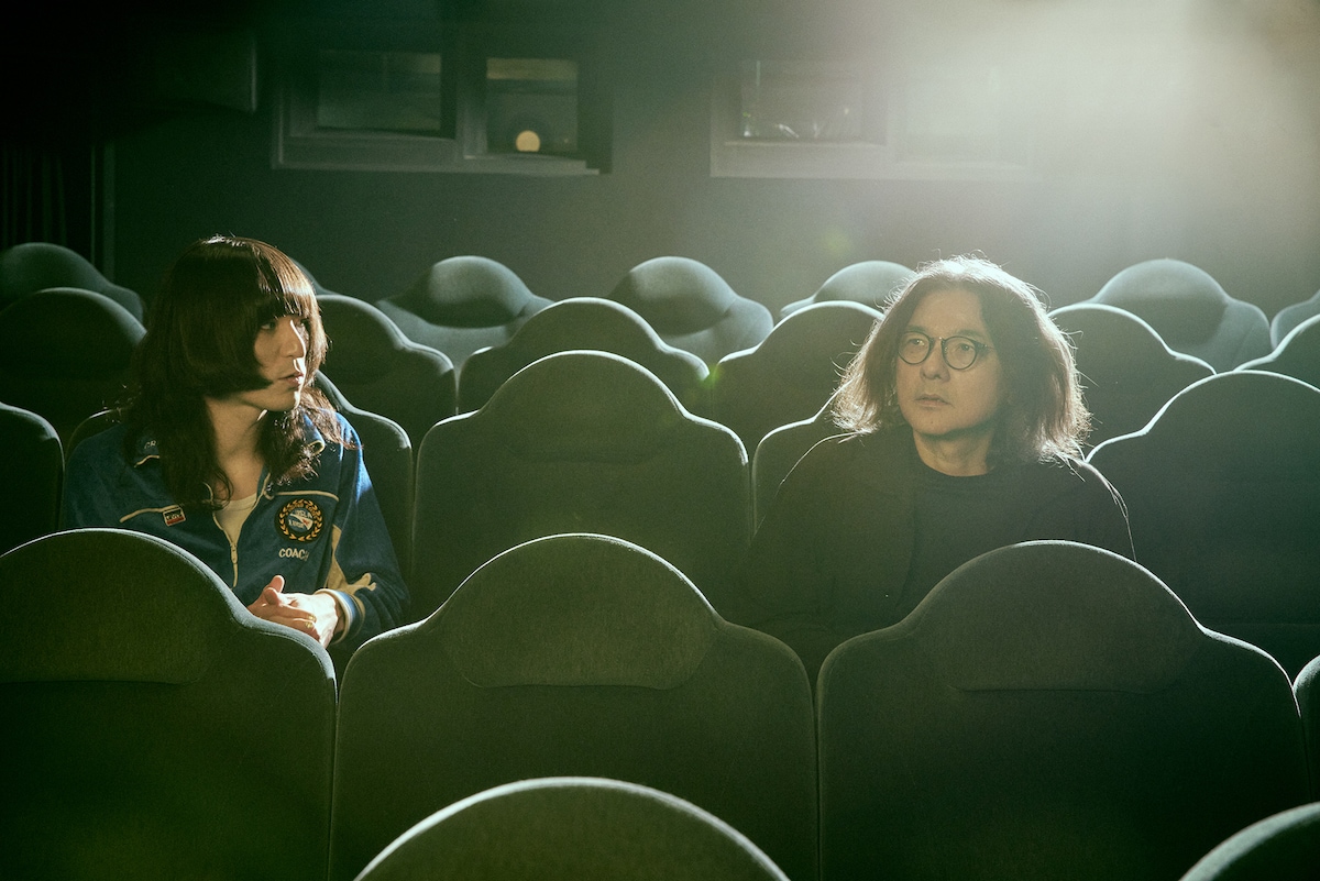 左から志磨遼平、岩井俊二。