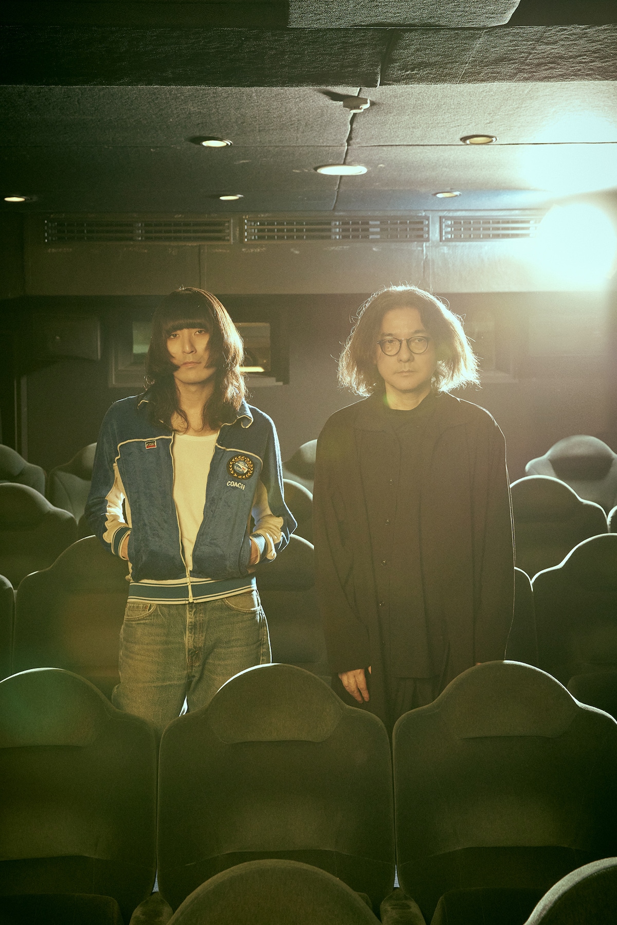 左から志磨遼平、岩井俊二。