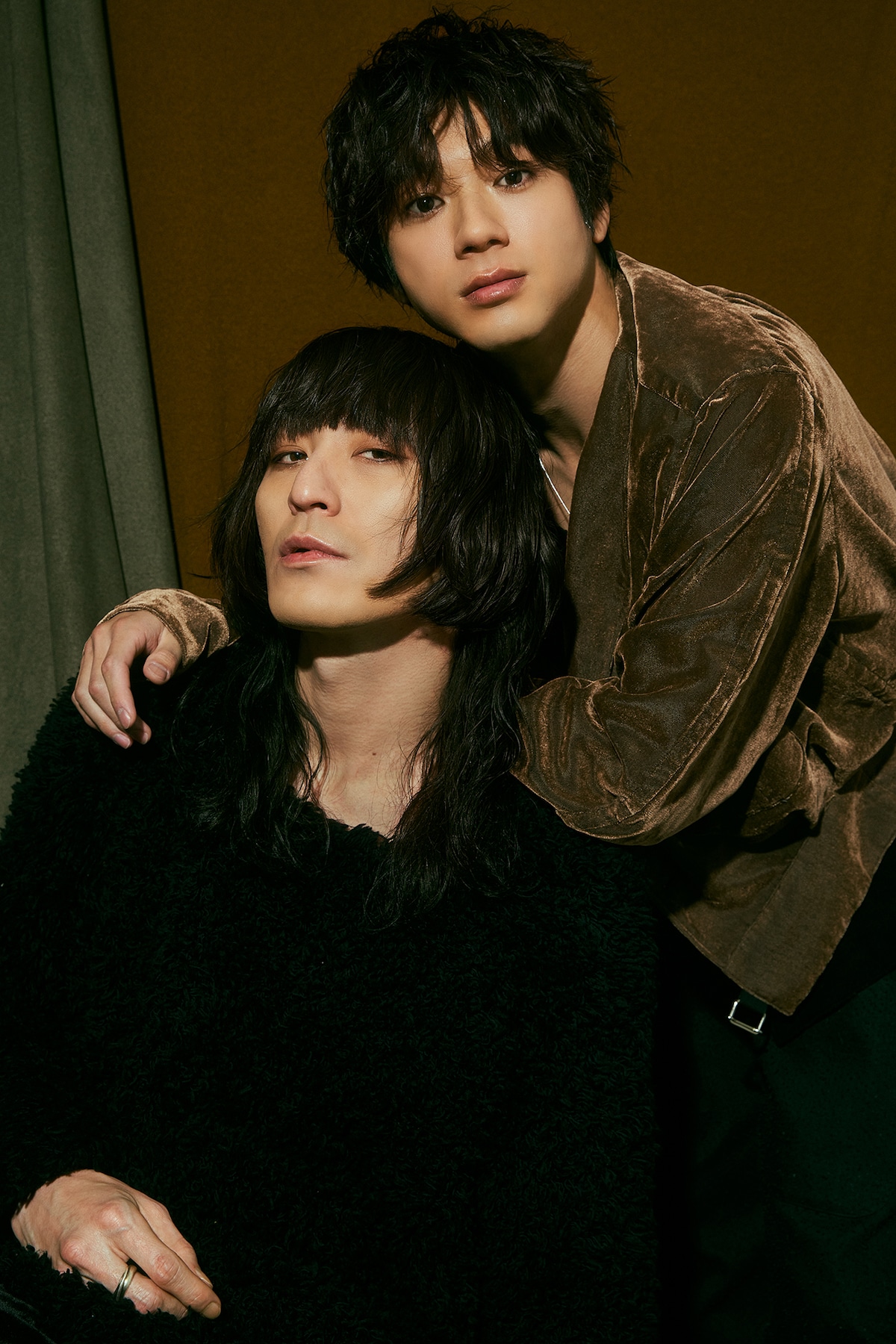 左から志磨遼平、山田裕貴。