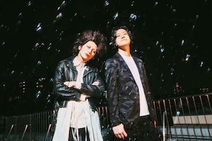 救うものでも、救われるものでもない？ 志磨遼平と粗品が考える“ロックンロール”