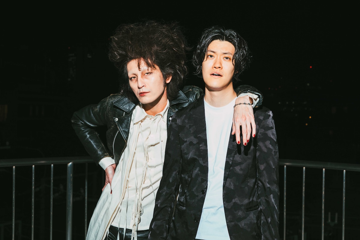 左から志磨遼平、粗品。