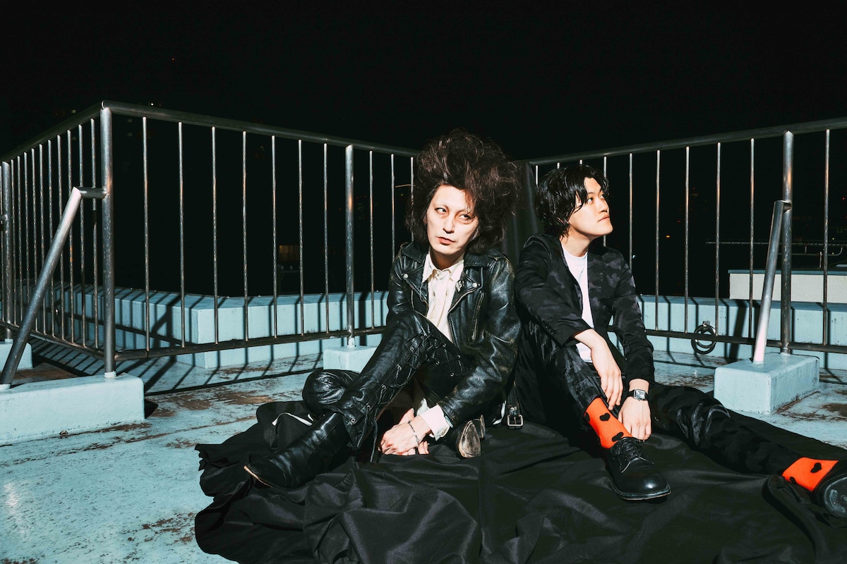 左から志磨遼平、粗品。