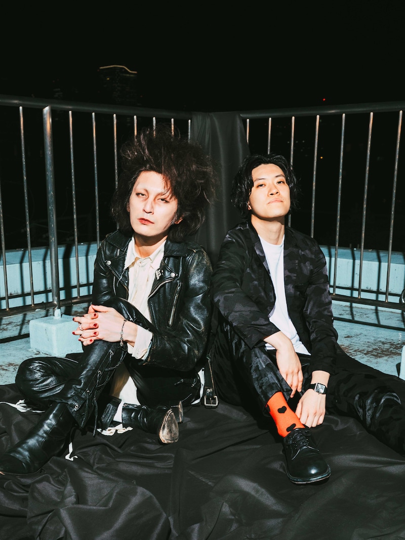 左から志磨遼平、粗品。