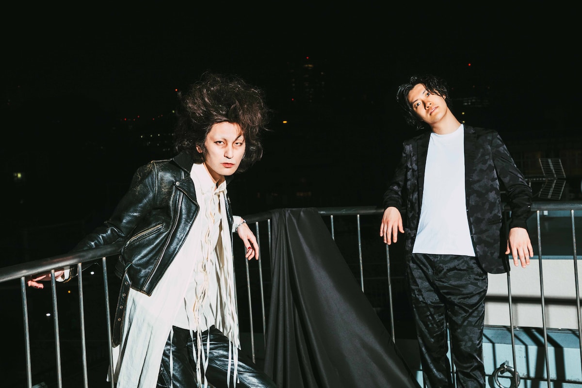 左から志磨遼平、粗品。