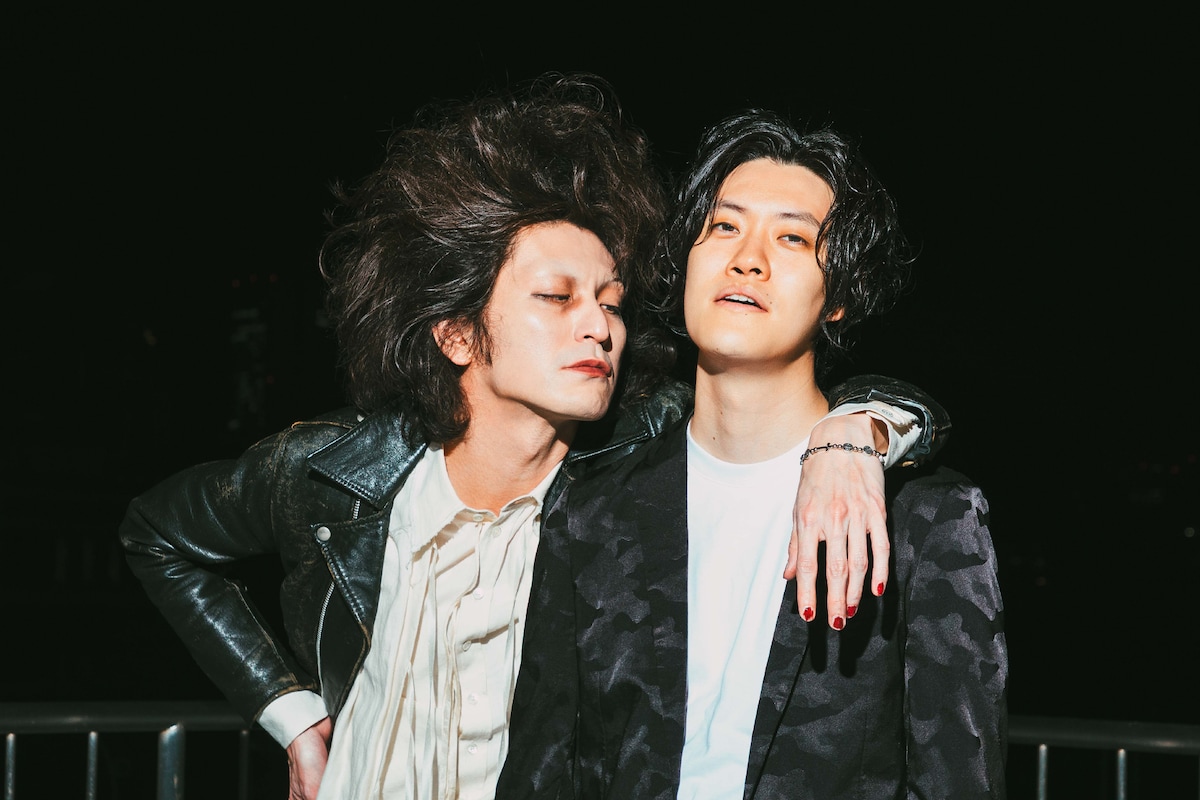 左から志磨遼平、粗品。