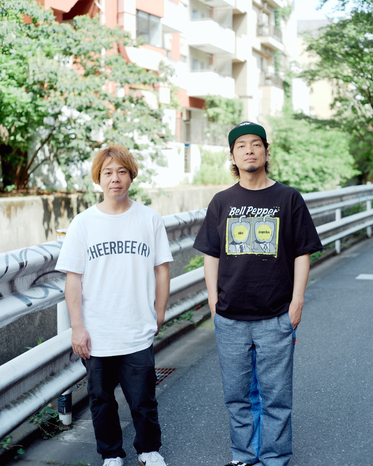 左からYU-KI（Dr）、SUGA（Vo, G）。