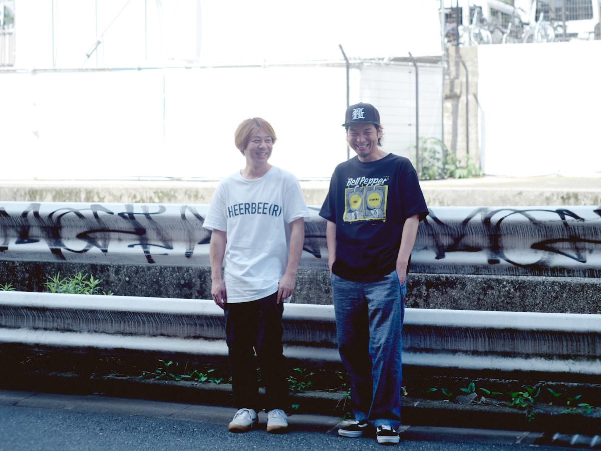 左からYU-KI(Dr)、SUGA(Vo, G)。