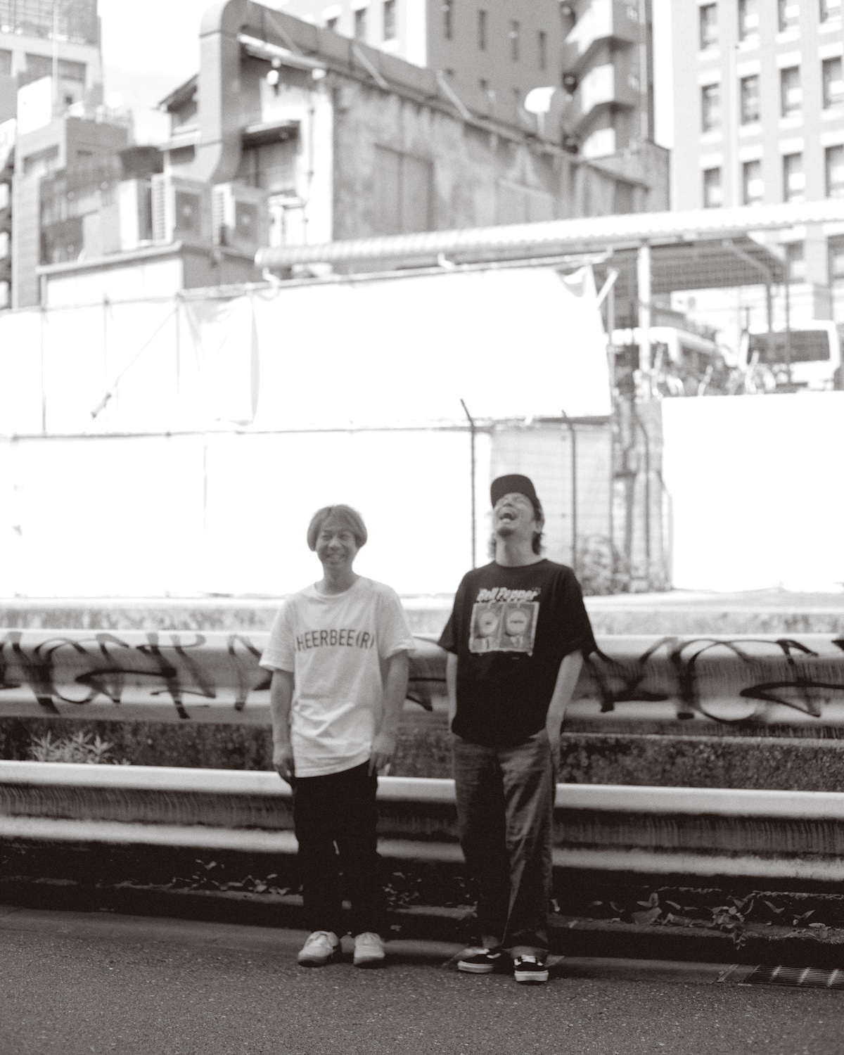 左からYU-KI(Dr)、SUGA(Vo, G)。